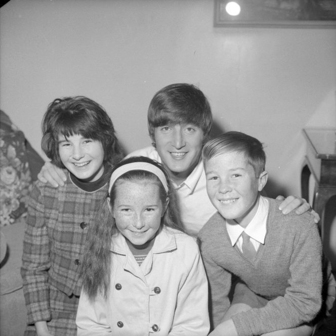 Admin_thumb_ohn_lennon__1940-1980___with_his_second_cousins__from_left__susan__helen_and_mark_parker__from_levin__photographed_23_june_1964_by_an_evening_post_staff_photographe